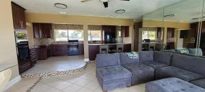 een woonkamer met een bank en een keuken bij Launch & Lounge in Titusville