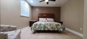 een slaapkamer met een bed en een plafondventilator bij Launch & Lounge in Titusville