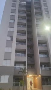 un homme debout devant un grand bâtiment dans l'établissement Céu da Mantiqueira, à Extrema