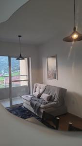 d'un salon avec un canapé et une fenêtre. dans l'établissement Céu da Mantiqueira, à Extrema