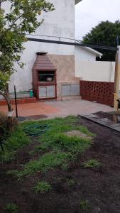 een buitenaanzicht van een gebouw met een garage bij Complejo cardiel in Mar del Plata +2 foto's