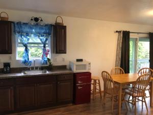 Nhà bếp/bếp nhỏ tại The Gray House +10 ảnh