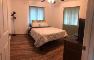 Giường trong phòng chung tại The Gray House