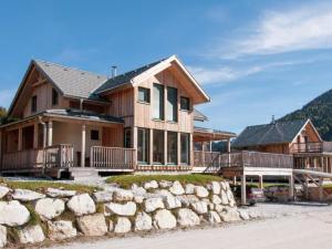 Cảnh núi rừng hoặc tầm nhìn ra núi từ nhà gỗ