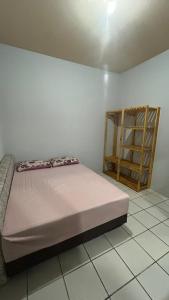 una camera con letto e mensola di Microcasa Nascimento a Imbituba Altre 2 foto