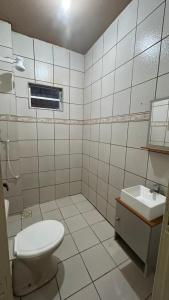 un bagno con un water e un lavandino di Microcasa Nascimento a Imbituba