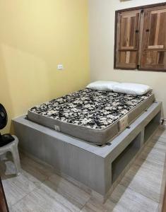 eine Matratze auf einem Bettrahmen in einem Zimmer in der Unterkunft casa em peroba in Maragogi
