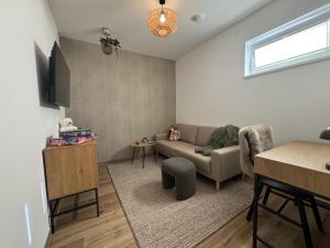 un salon avec un canapé et une table dans l'établissement Birdie Lodge, à Sankt Lambrecht