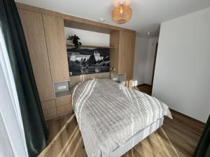 une chambre avec un lit avec un tableau sur le mur dans l'établissement Birdie Lodge, à Sankt Lambrecht