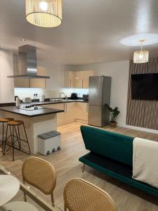 een keuken met een blauwe bank in een kamer bij Modern Refurbished Apt in Stevenage Town Centre in Stevenage