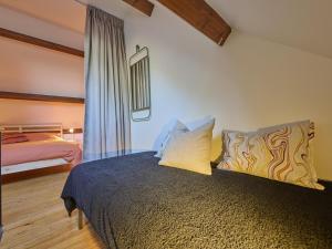 a bedroom with a bed and a window in a room at Lierelodge in Oud-Turnhout