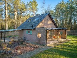a small brick house with a porch and a deck at Lierelodge in Oud-Turnhout