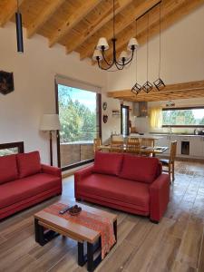 Klatt Haus, Golf y Polo的客厅里有两张红色沙发和一张桌子 更多40张照片