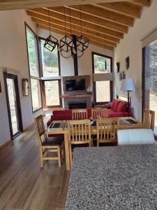 een eetkamer en woonkamer met een tafel en stoelen bij Klatt Haus 