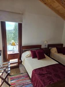 een slaapkamer met twee bedden, een bureau en een raam bij Klatt Haus 