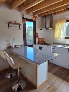 een keuken met een groot eiland met een aanrecht bij Klatt Haus 