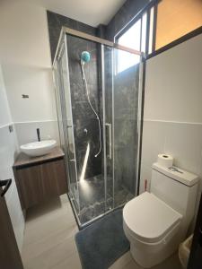 un bagno con doccia, WC e lavandino di Suite Miramar 4 vista lateral al mar a Playas