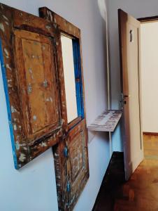 een open deur in een kamer met een bank bij Pousada do Seu Souza in Belo Horizonte