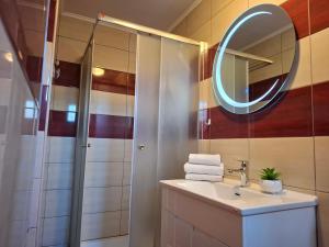 Et badeværelse på Apartments with parking space Vrsi, Zadar - 14211