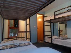 - 2 lits superposés dans une chambre avec un miroir dans l'établissement Guesthouse Titi Mostar, à Mostar