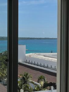 een raam met uitzicht op de oceaan bij Boca Chica Luxury apartment in Boca Chica