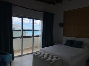 een slaapkamer met een bed en uitzicht op de oceaan bij Boca Chica Luxury apartment in Boca Chica