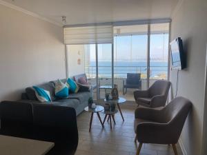 a living room with a couch and chairs and a view of the ocean at Dpto 2 dormitorios vista al mar in Concón