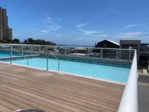 a swimming pool on the roof of a building at Dpto 2 dormitorios vista al mar in Concón