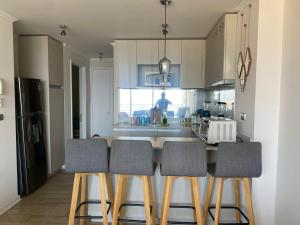a kitchen with a table and chairs in a kitchen at Dpto 2 dormitorios vista al mar in Concón
