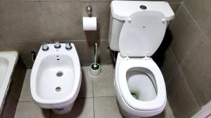 een badkamer met een toilet en een bidet bij Complejo Área Terrazas in La Cieneguita +15 foto's