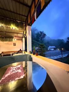 Nespecifikovaný výhled na hory nebo výhled na hory při pohledu z hotelu