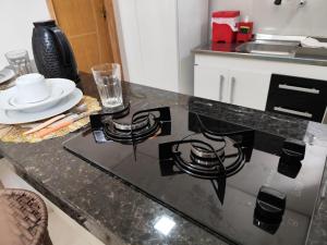 a kitchen counter with a stove top in a kitchen at Apartamento central - Feijó 01 in Vitória da Conquista