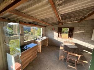 a room with a sink and a window in a building at Encanto da Paz in Miracatu