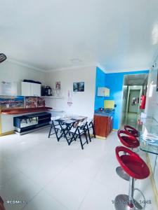 een keuken met stoelen en een tafel in een kamer bij Hotel Pousada-LG in Breves