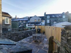 een kleine patio met een tafel en stoelen op een balkon bij Park View in Ambleside