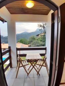 Cảnh núi rừng hoặc tầm nhìn ra núi từ nhà nghỉ dưỡng