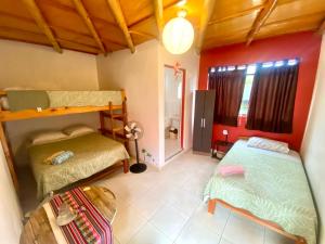 een slaapkamer met twee stapelbedden in een kamer bij Surf House Chicama in Puerto Chicama