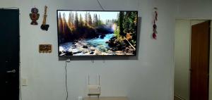 een flatscreen-tv die aan de muur hangt bij Complejo Área Terrazas in La Cieneguita