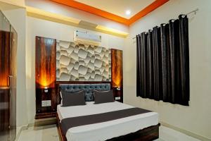 En eller flere senge i et værelse på FabHotel SR + 24 billeder