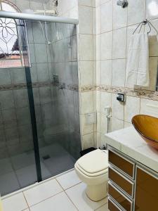 a bathroom with a shower with a toilet and a sink at Apartamento 4 quartos Contagem in Contagem +27 photos