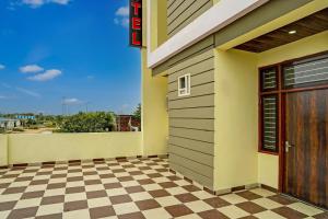 En balkon eller terrasse på FabHotel SR