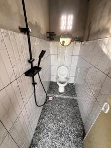 Et badeværelse på The Twins Sunset Bungalow