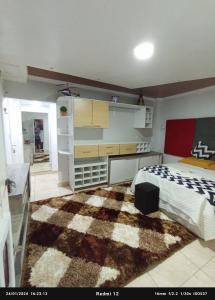 een slaapkamer met een bed en een groot tapijt bij Hotel Pousada-LG in Breves