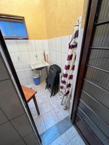 a room with a table and a chair in a bathroom at Casa amarela - Perto do Centro in Poços de Caldas +22 photos