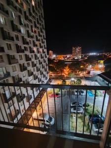 una vista dal balcone di un edificio di notte di Apartamento amoblado por Dia a Calama