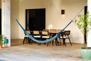 een blauwe hangmat in een kamer met een tafel en stoelen bij Brisas beach house, coronado in Playa Coronado