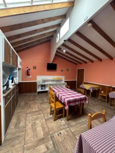 een eetkamer met rode muren en houten vloeren bij Hosteria Ailen in Ushuaia +7 foto's