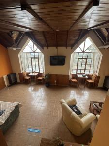 een grote woonkamer met houten plafonds en een bank bij Hosteria Ailen in Ushuaia