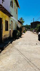 una strada vuota di fronte a una casa di Casa63 a Lençóis