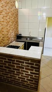 una cucina con bancone e lavandino di Casa63 a Lençóis